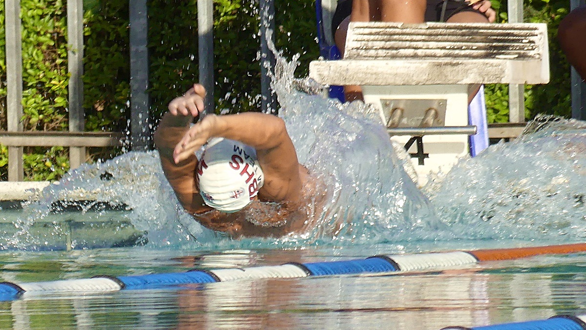 A dramatic start to a backstroke relay during the 2020 Durban and Districts Gala at DHS. (Photo: Brad Morgan)