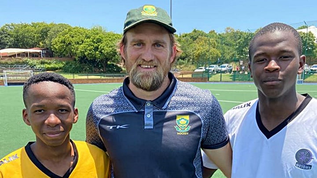 Lerou Ditlhakanyane, DHS Director of Hockey Michael Baker, and Bagcine Gqweta, captain of the DHS 1st team in 2022, at the South African under-21 hockey camp.