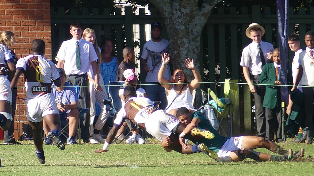 As Northwood pressed, Glenwood fullback Jaco Williams pulled off a copybook tackle to stop a deangerous attack. (Photo: Brad Morgan)