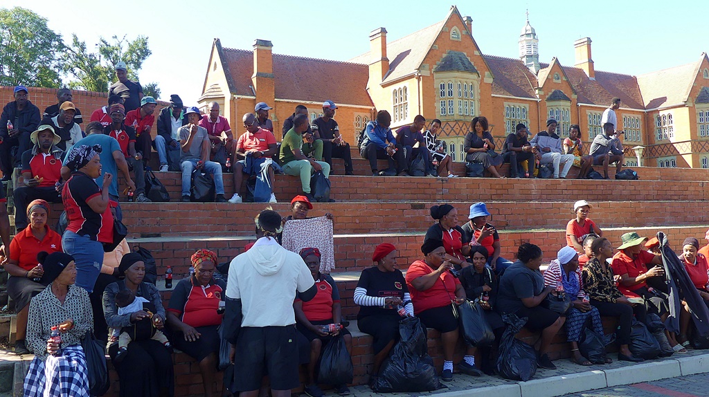 Shopping done, and with doughnuts and cold drinks in hand, the visitors from the Jika Joe informal settlement enjoyed morning tea on The Terraces. (Photo: Brad Morgan)