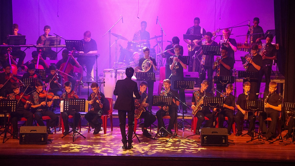 Superb entertainment to warm up a winter evening is in the offing with the Kearsney College Choir and Orchestra.