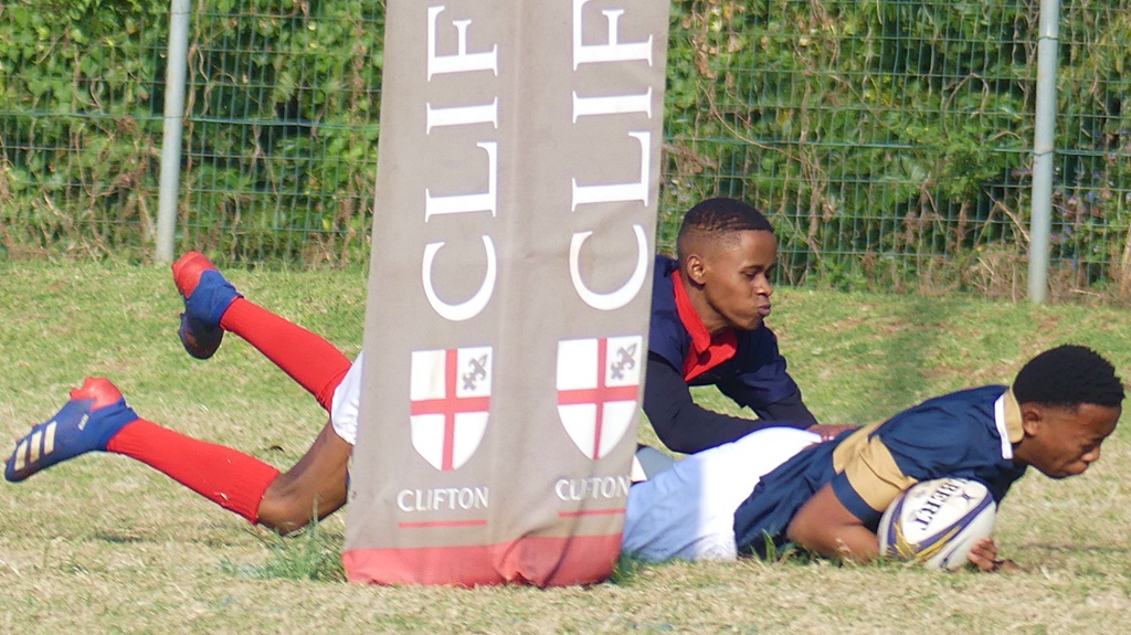 Only three points separated Saint Charles and Michaelhouse in the meeting of the two under-15 A teams. There was a decisive victory for 'House in the u15B game. (Photo: Brad Morgan)