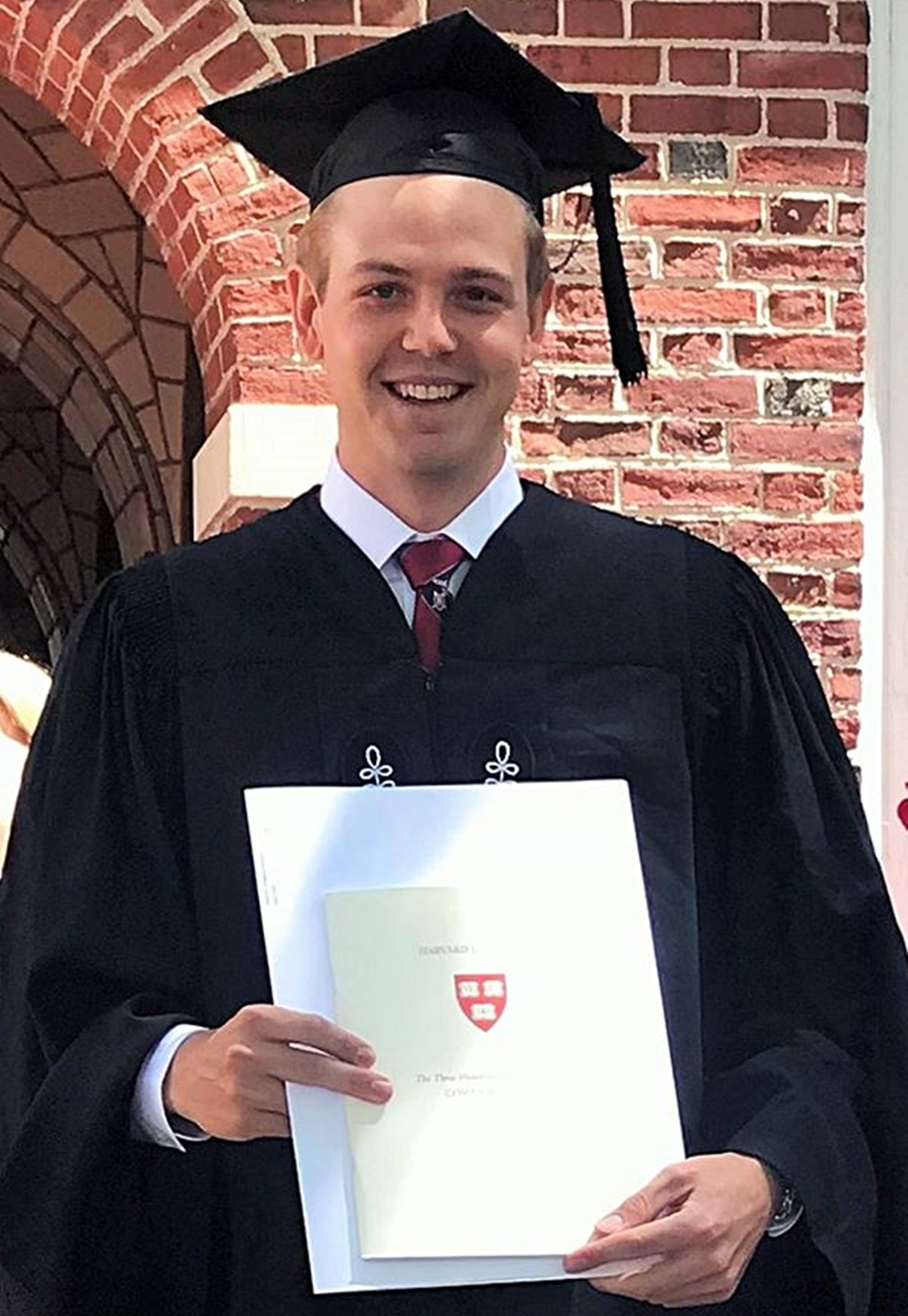  A top academic and captain of the Harvard golf team, Kearsney College Old oy, Greg Royston, with his degree from the renowned Ivy League school. 