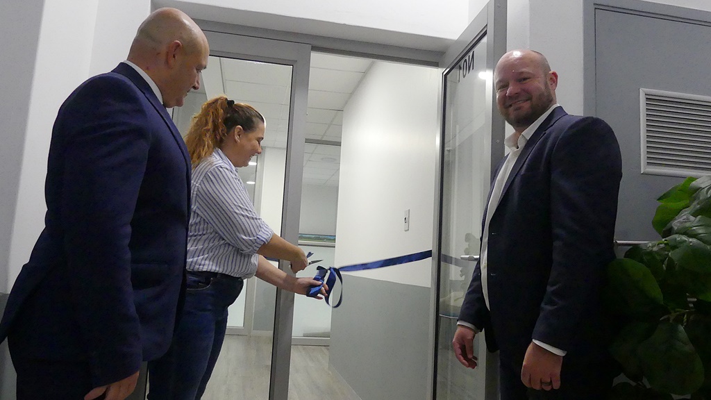 Damian Judge (right), Chairman of the DHS Foundation, smiles as Liezel Patterson, watched by DHS Headmaster Tony Pinheiro, cuts the ribbon on the Nonpareil and Cambridge Wing. (Photo: Brad Morgan)