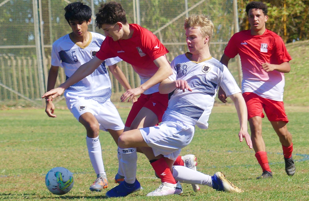 Competition in the midfield was keen and there was little space there throughout the contest. (Photo: Brad Morgan)